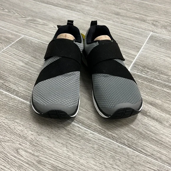 NWOT Topo Athletic Women's W-Cor Shoe, Grey/Black - Picture 3 of 8